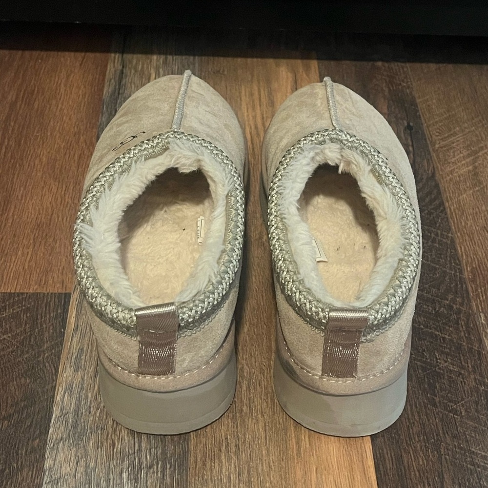 EUC UGG Women’s Platform Suede Moccasin/Clog with fur inside Size 8! - Picture 7 of 16